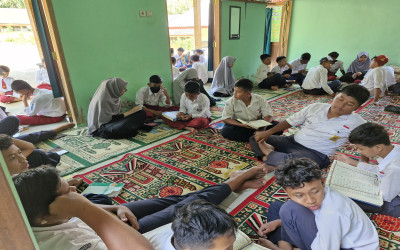 Peserta Didik  Antusias Mengikuti Kegiatan Menghafal Al-Qur'an di Sekolah