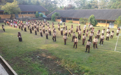 SMP Negeri 4 Pengasih Gelar Senam Pagi Indonesia Hebat